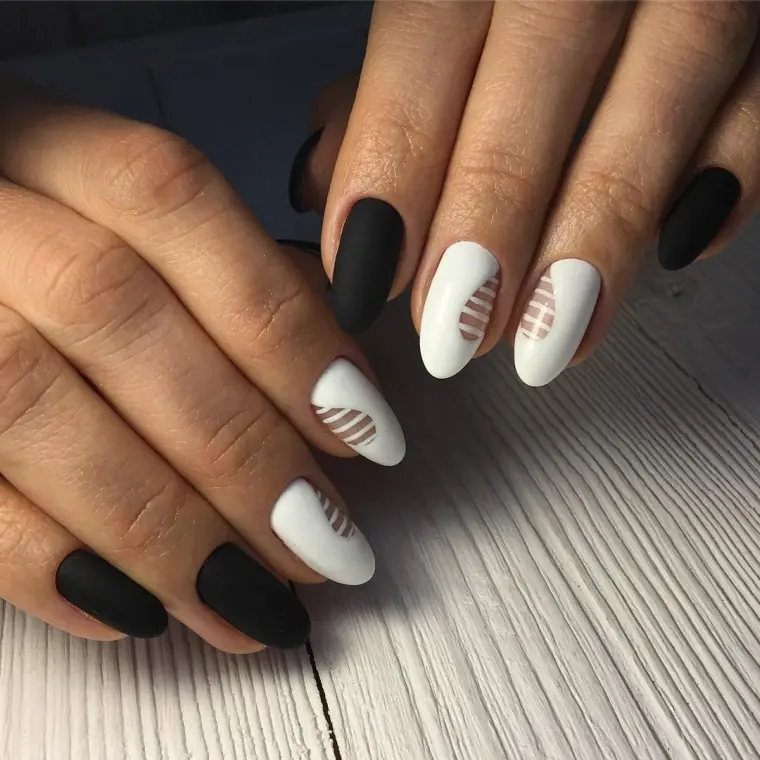 ongles en noir et blanc tendance