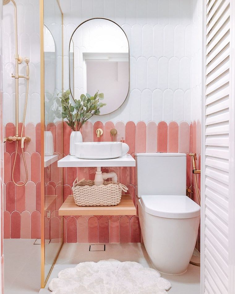 relooking toilettes mur rose chaleureux