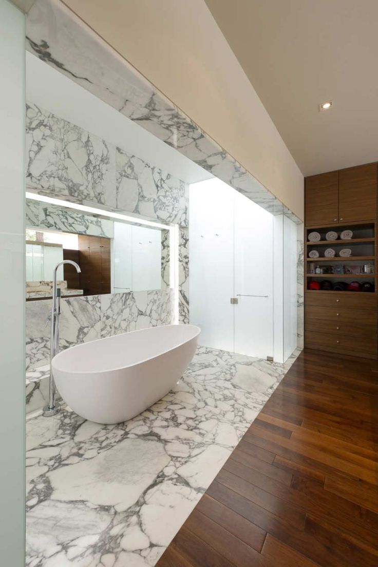 salle de bain avec baignoire et carrelage en marbre 