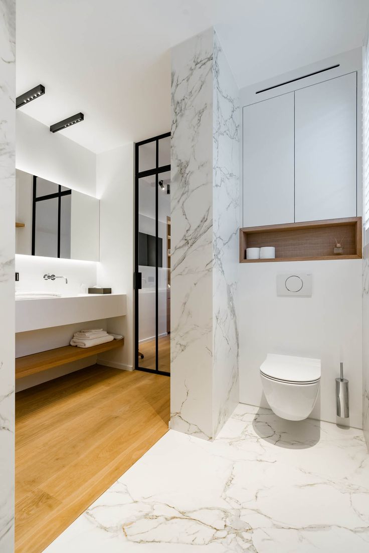 salle de bain marbre et bois avec carrelage 