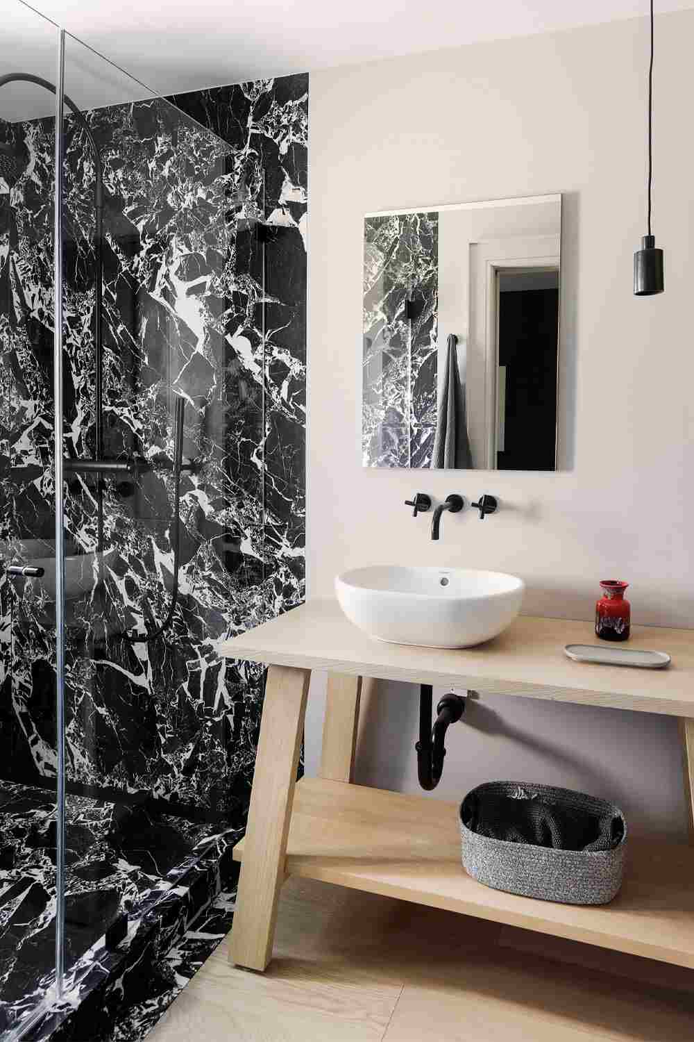 salle de bain design avec carrelage marbré 