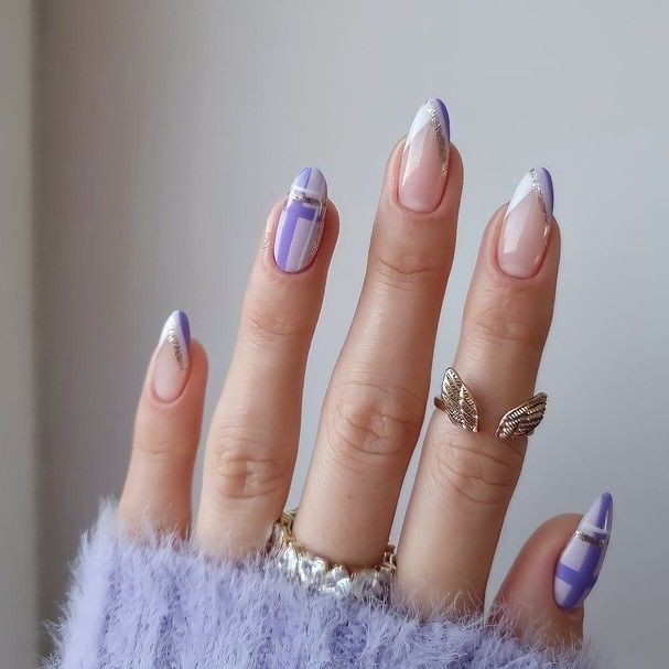 se décorer les ongles en janvier 2022 couleur lilac pantone 