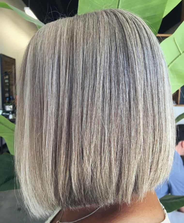 tendance cheveux gris moderne femme 50 ans 