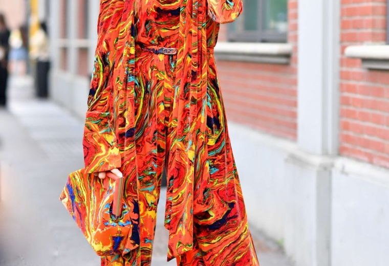 tenue moderne avec des motifs colorés