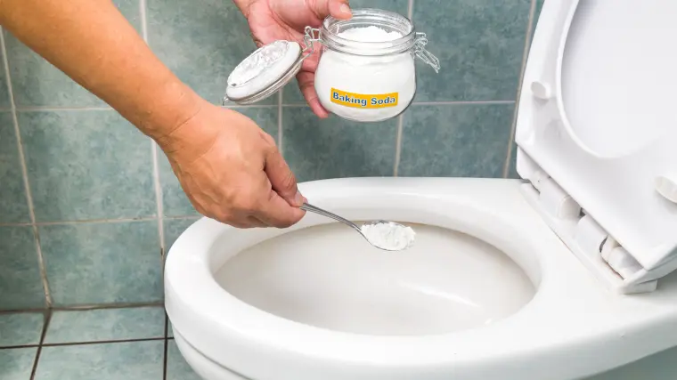 astuce pour nettoyer les toilettes avec bicorbonate de soude