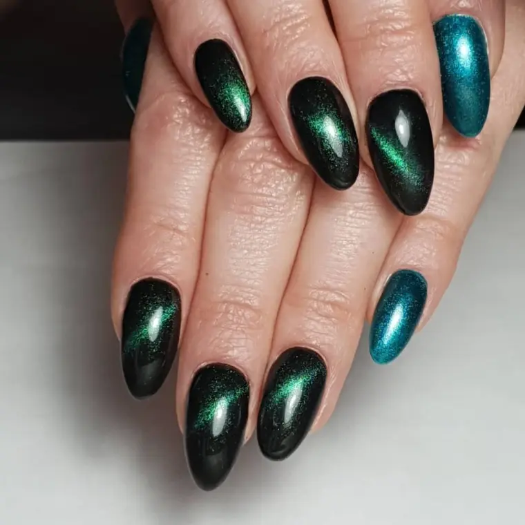 cat-eye-nail-art-trend-vert