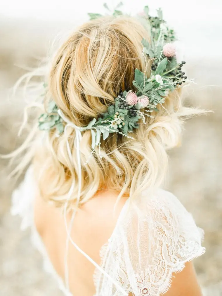 coiffure mariage bohème avec couronne de fleurs pour cheveux mi-longs