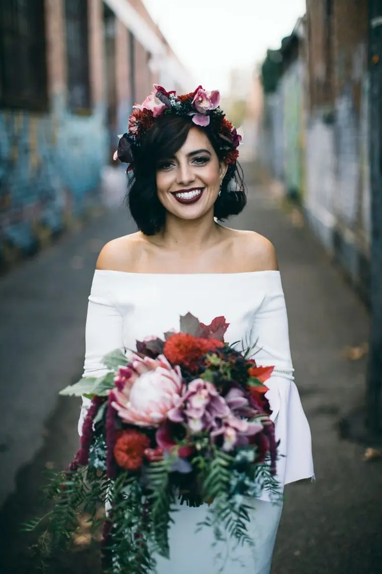 coiffire mariage bohème avec couronne de fleurs