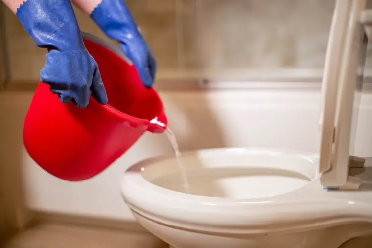 comment déboucher les toilettes avec de l'eau bouillantes