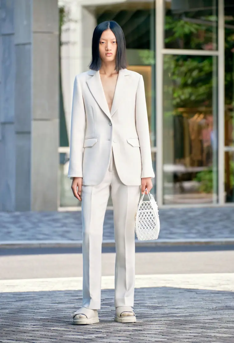 costume blanc élégant pour été femme 