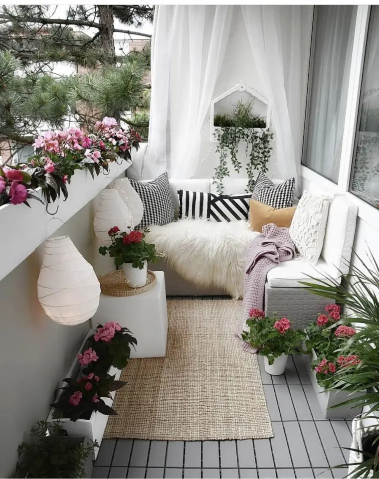 déco avec fleurs petit espace balcon