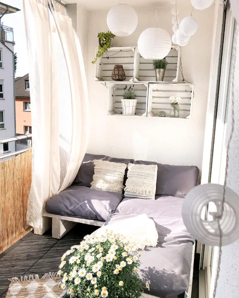 décoration balcon avec rideau blanc