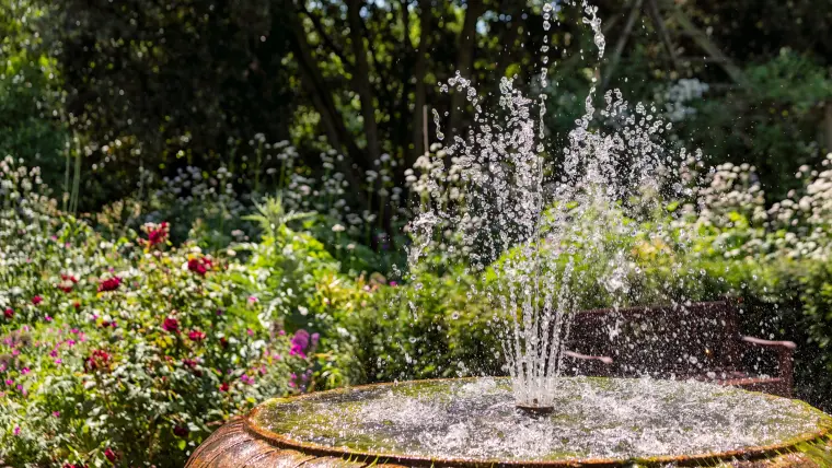 fontaine de jardin jolie vert creer comment astuces