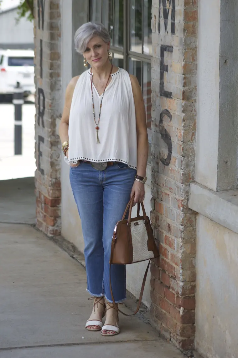look moderne femme 60 ans avec jeans