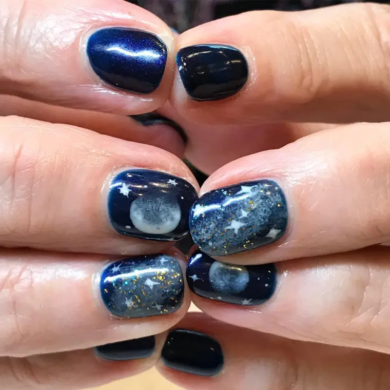 nail art en bleu foncé tendance 