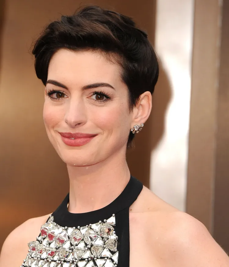 anne hathaway femme coupe pixie