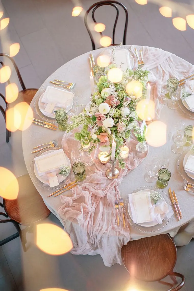déco de table printemps mariage en rose et blanc