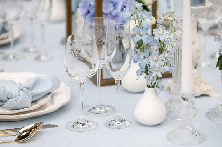 déco de table mariage en bleu et blanc regencycore