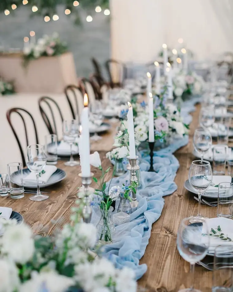 décoration table en bleu fleurs mariage