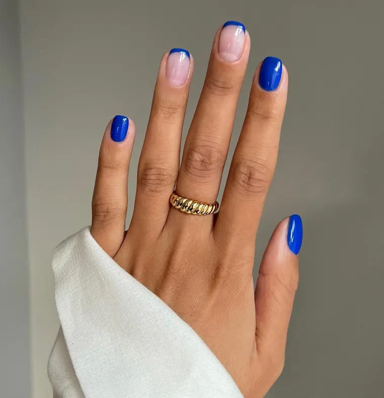 ongles printemps 2022 nail art en bleu électrique