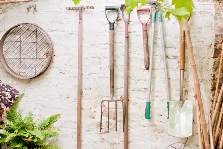 astuce jardin pour se débarrasser de la rouille sur les outils de jardin