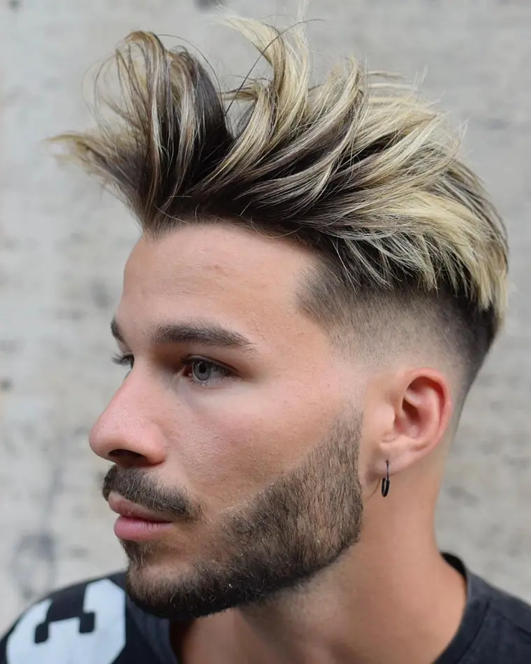 coiffure moderne homme avec mèches blondes été 2022