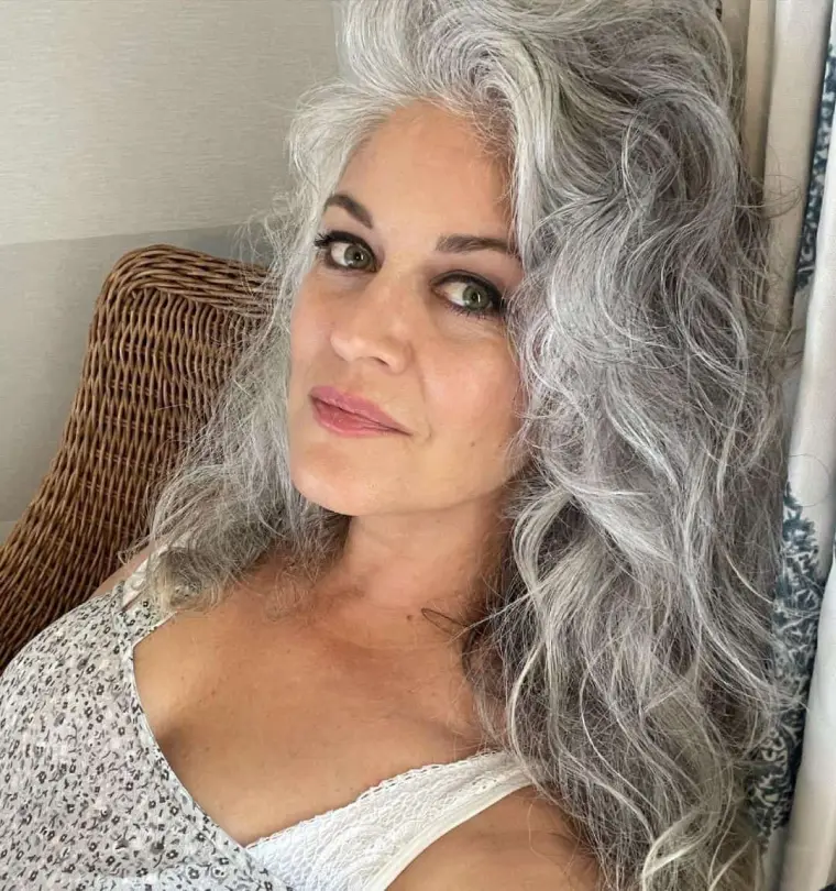 comment porter des cheveux gris en 2022