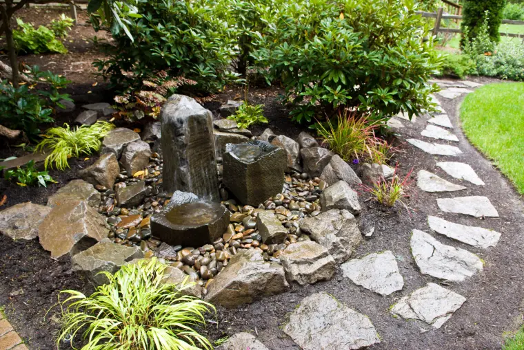 déco de jardin avec pierres et fontaine