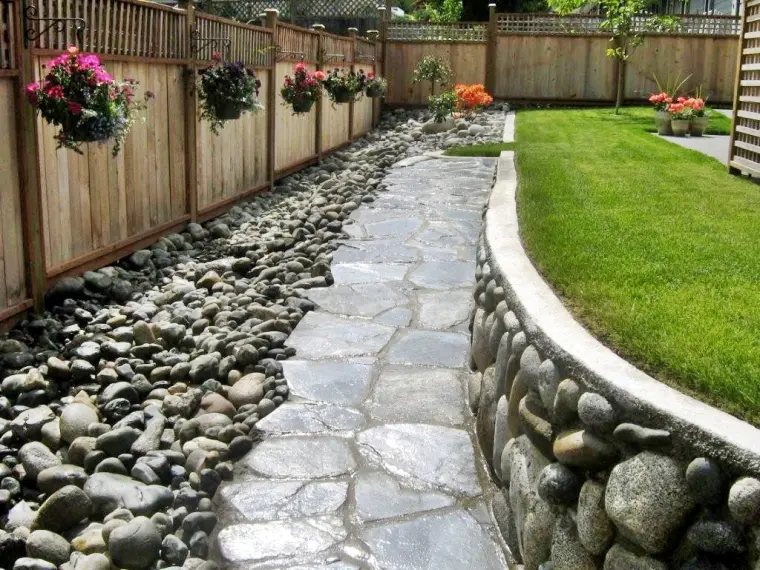 décoration de clôture de jardin avec pierres