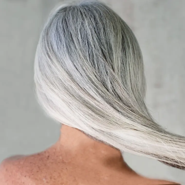 entretien cheveux blancs et gris naturellement