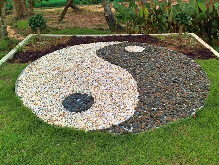 jardin rocailleux zen avec galets