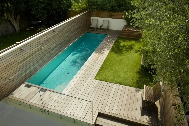 longue piscine étroite jardin
