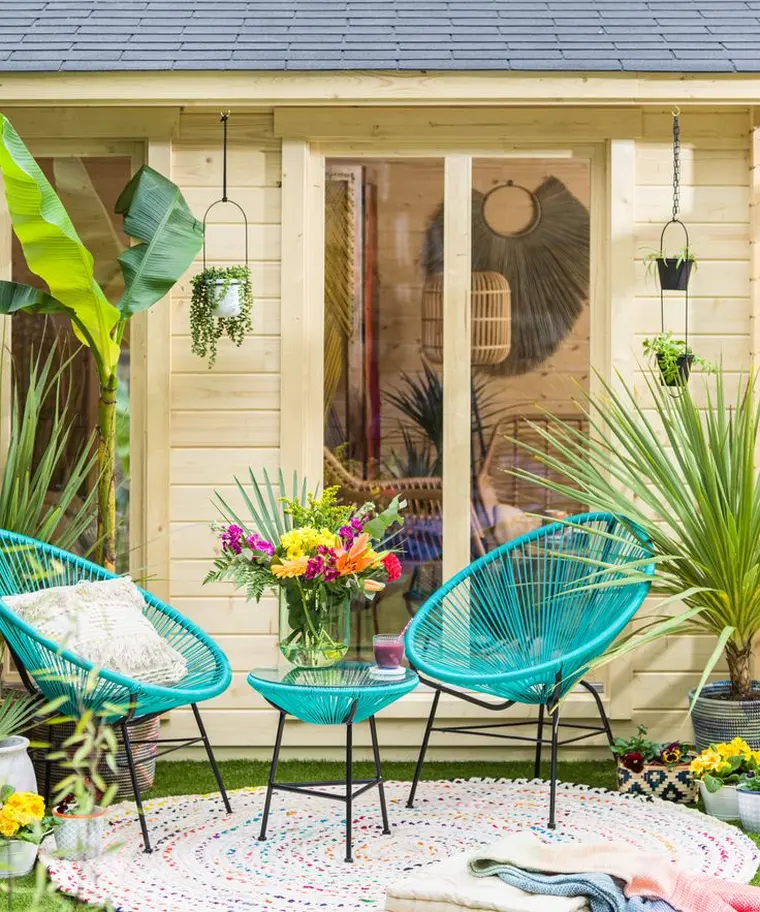 salon de jardin 2022 avec meubles en couleurs vives