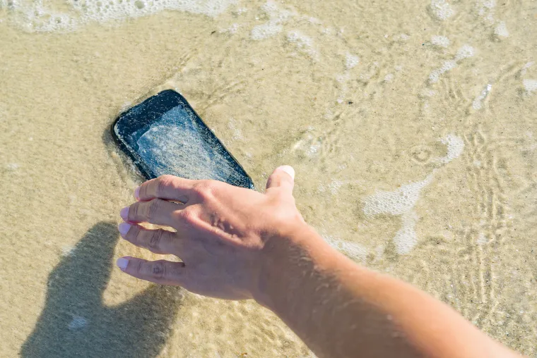 smartphone mouillé eau salée