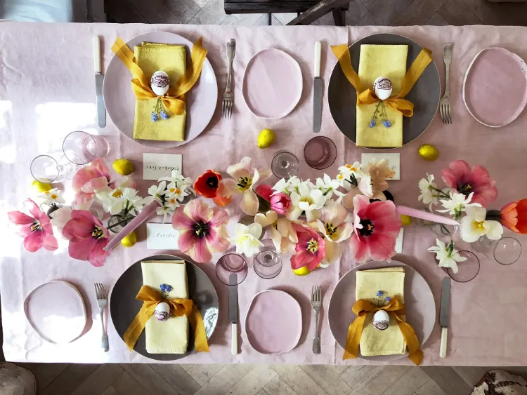 table pâques fleurs incontournables