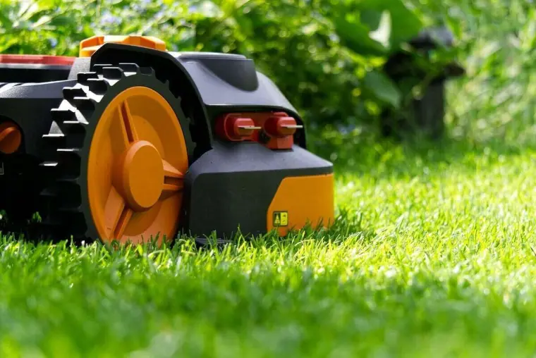 tondeuse robot batterie pour couper la pelouse