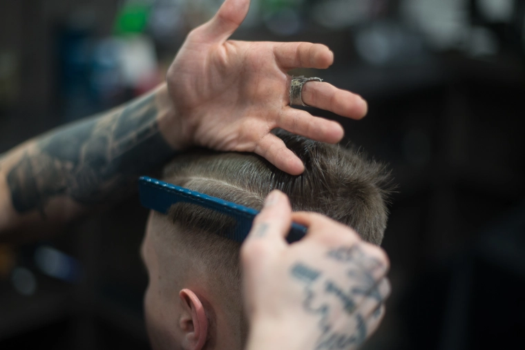 Comment donner des instructions à votre coiffeur pour obtenir un dégradé court