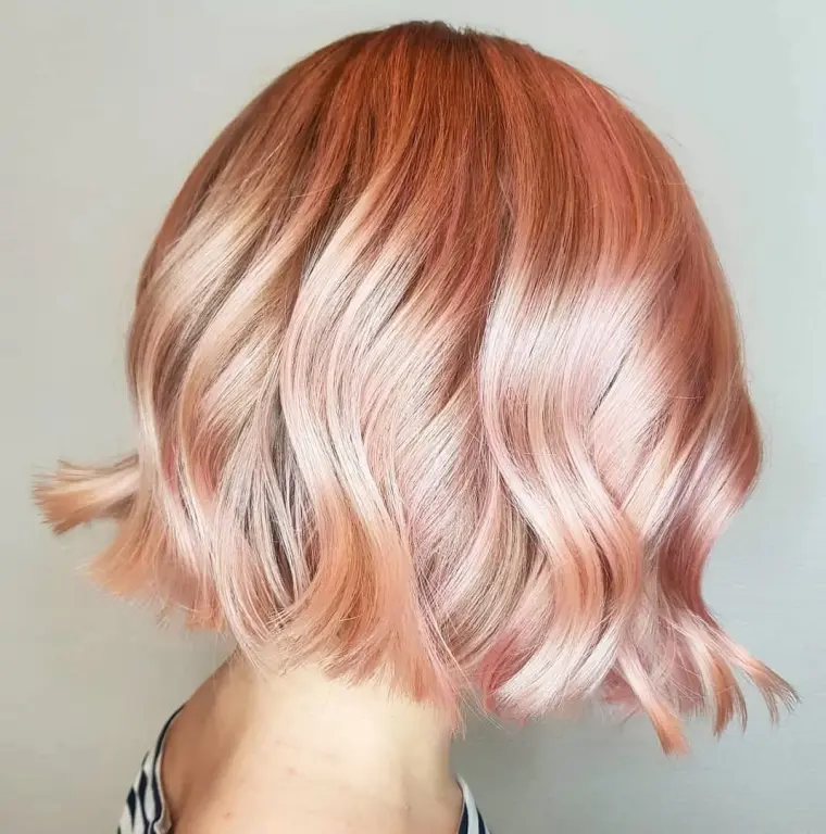 coiffure courte femme bob nuances roses