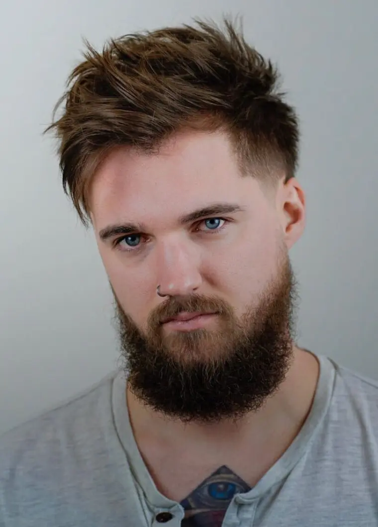 coiffure homme courte texturée avec barbe 2022