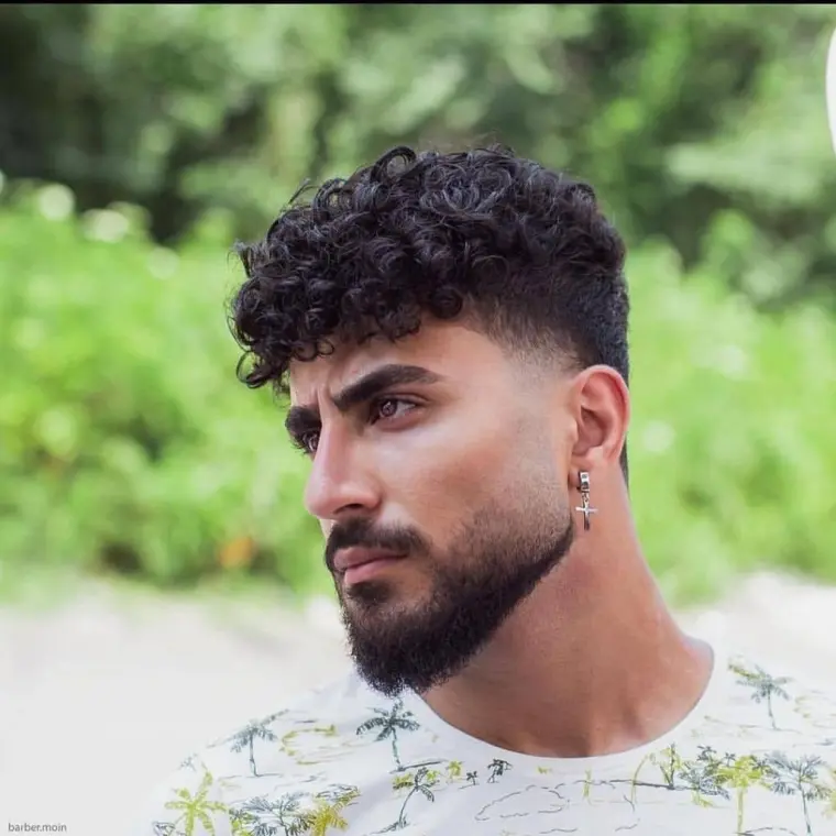 coupe de cheveux homme frisé Cesar tendance 2022