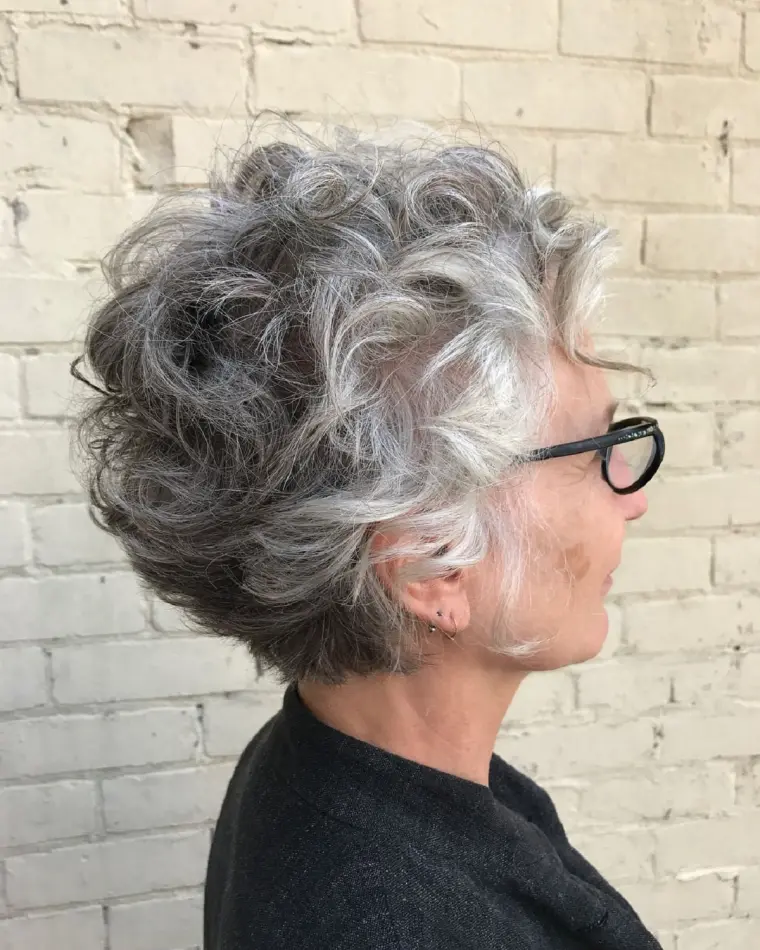 coupe de cheveux moderne femme 50 ans bouclé