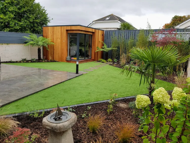 jardin moderne après pluie