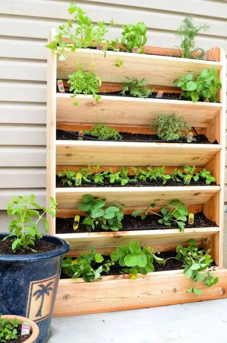 Jardinière verticale : découvrez les meilleures palettes pour les plantes de votre balcon ou jardin