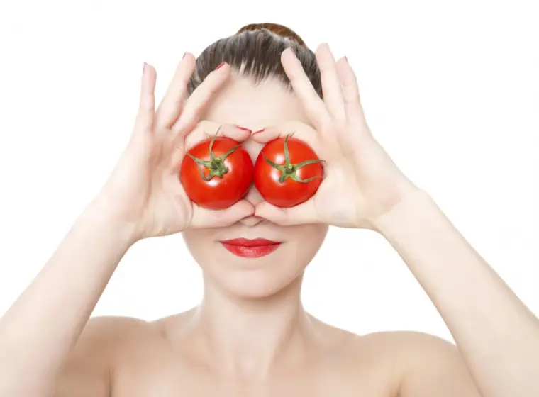 tomates pour lutter contre les cernes sous les yeux