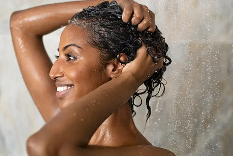Appliquez vos produits coiffants sous la douche