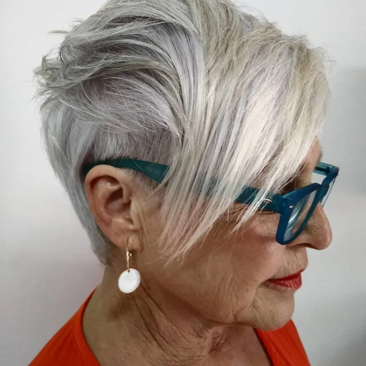 cheveux gris dégradé court femme âgée moderne