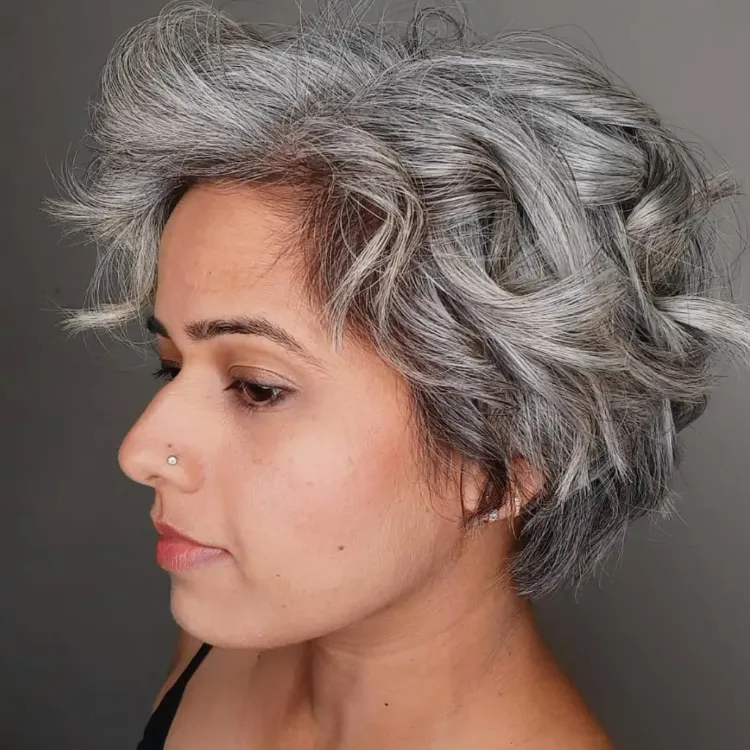 cheveux gris dégradé court femme