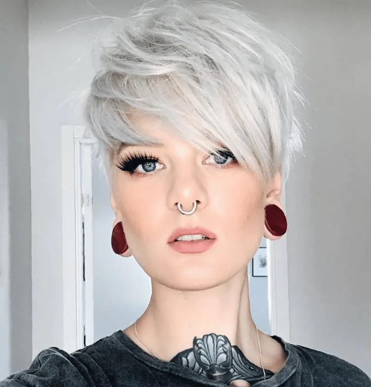 coiffure cheveux gris femme jeune