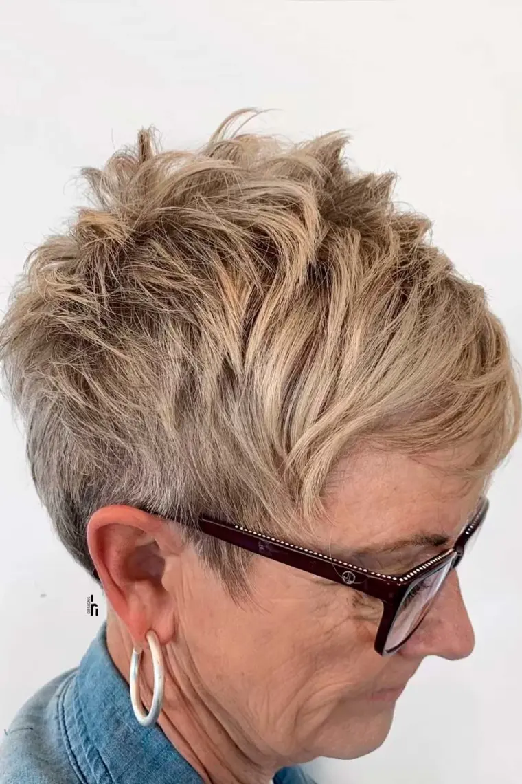 coiffure courte avec mèches femme 50 ans