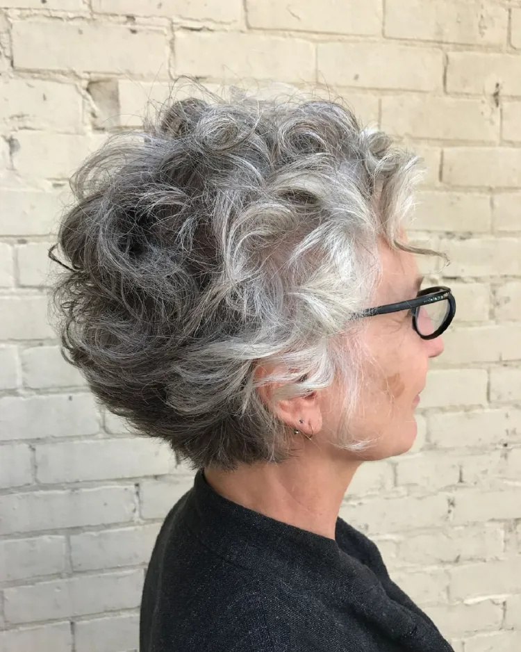 coiffure femme cheveux gris bouclés